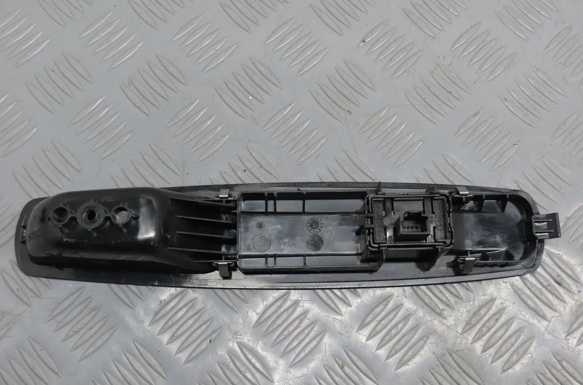 Commande lève-glace porte avant droite Renault SCÉNIC III (JZ0-1_) 1.9 dci (jz0j, jz1j, jz1k, jz1s) (2009) occasion