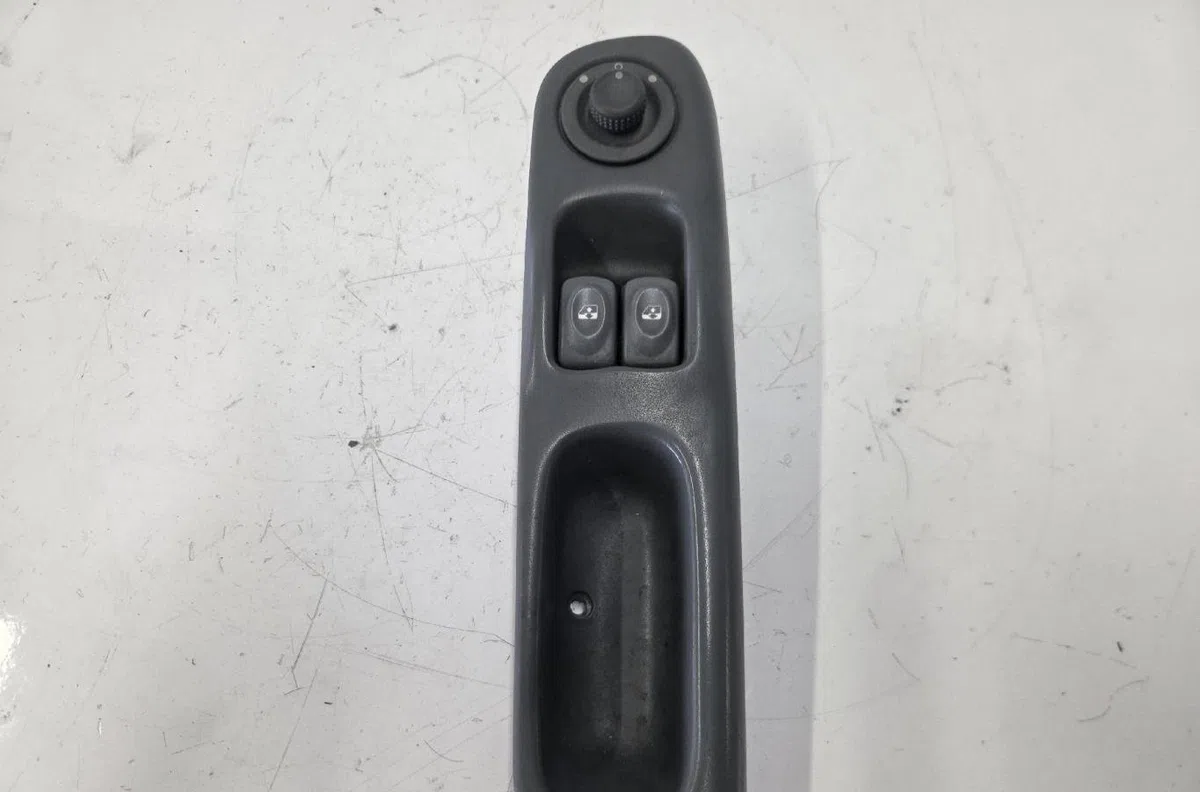 Commande lève-glace porte avant droite RENAULT TWINGO 1 PHASE 3 occasion