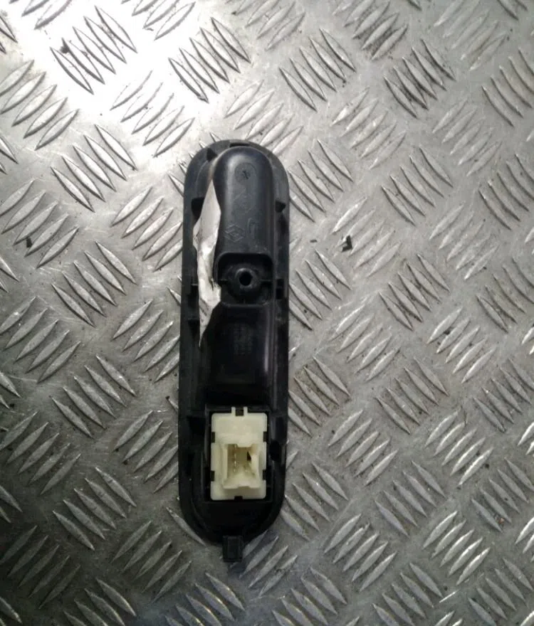 Commande lève-glace porte avant droite RENAULT TWINGO III 2017 occasion