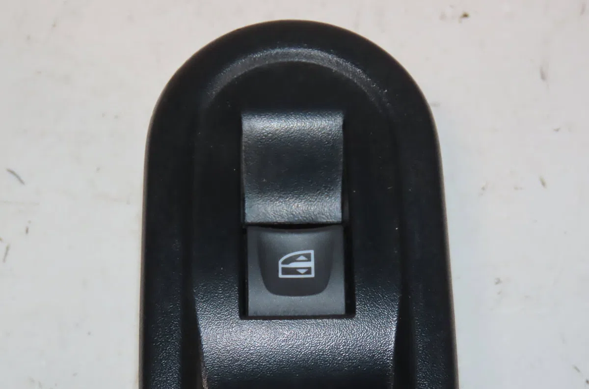 Commande lève-glace porte avant droite Renault TWINGO III (BCM_, BCA_) 0.9 tce 95 (2019) occasion
