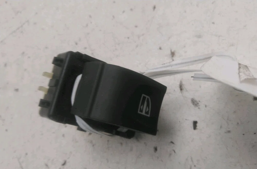 Commande lève-glace porte avant droite Renault TWINGO III (BCM_, BCA_) 1.0 sce 70 (2014) 5 portes occasion — photo 2
