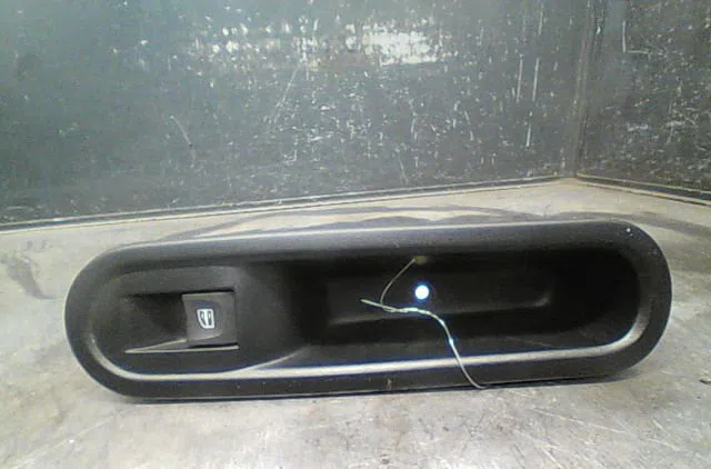 Commande lève-glace porte avant droite Renault TWINGO III (BCM_, BCA_) 1.0 sce 70 (bcmb) (2015) 5 portes occasion — photo 3