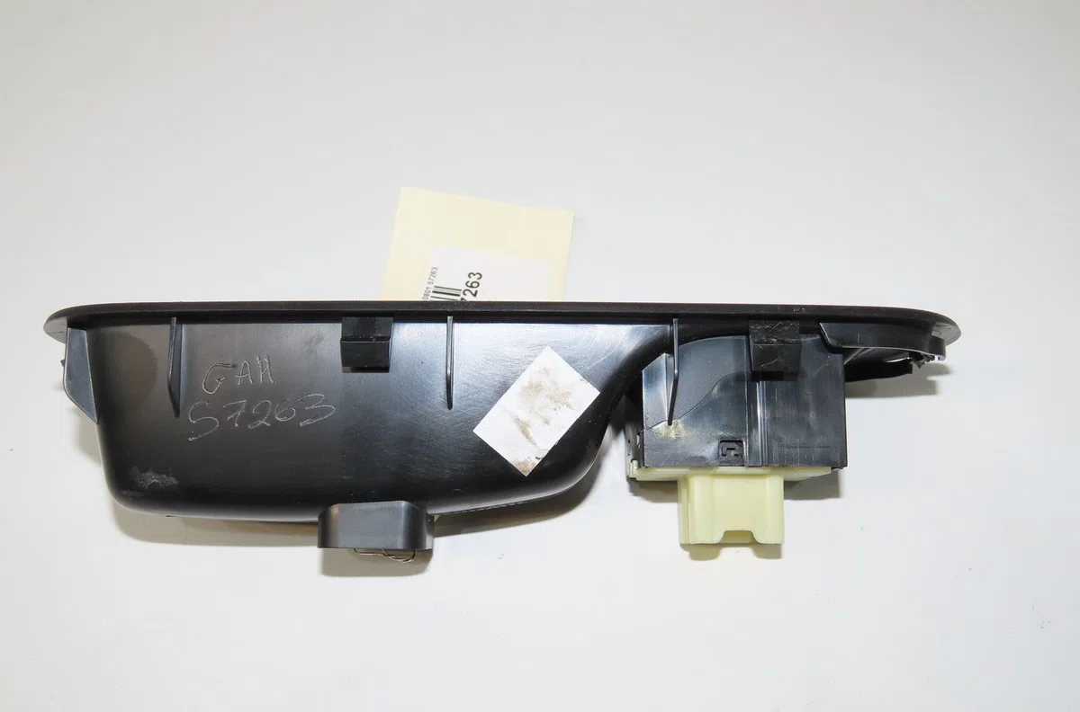 Commande lève-glace porte avant droite Renault TWINGO III (BCM_, BCA_) 1.0 sce 70 (bcmb) (2015) 5 portes occasion — photo 2