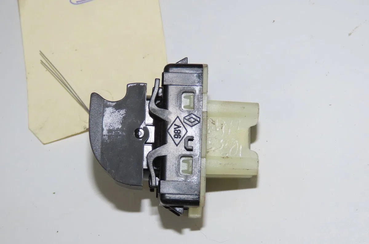 Commande lève-glace porte avant droite Renault TWINGO III (BCM_, BCA_) 1.0 sce 75 (2019) 5 portes occasion — photo 2