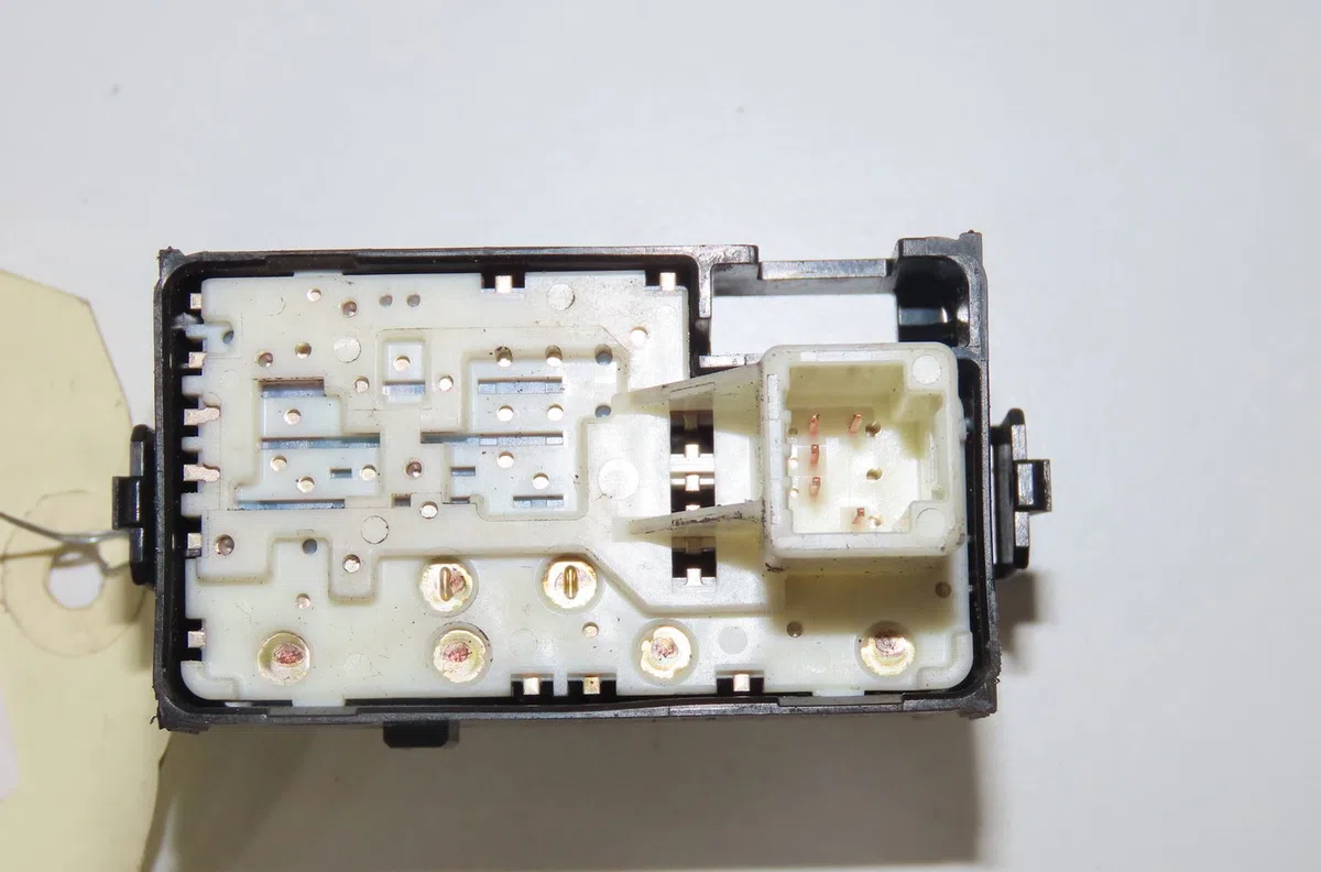 Commande lève-glace porte avant droite Toyota AURIS (_E15_) 1.4 d-4d (nde150_) (2007-2012) 3 portes occasion — photo 2
