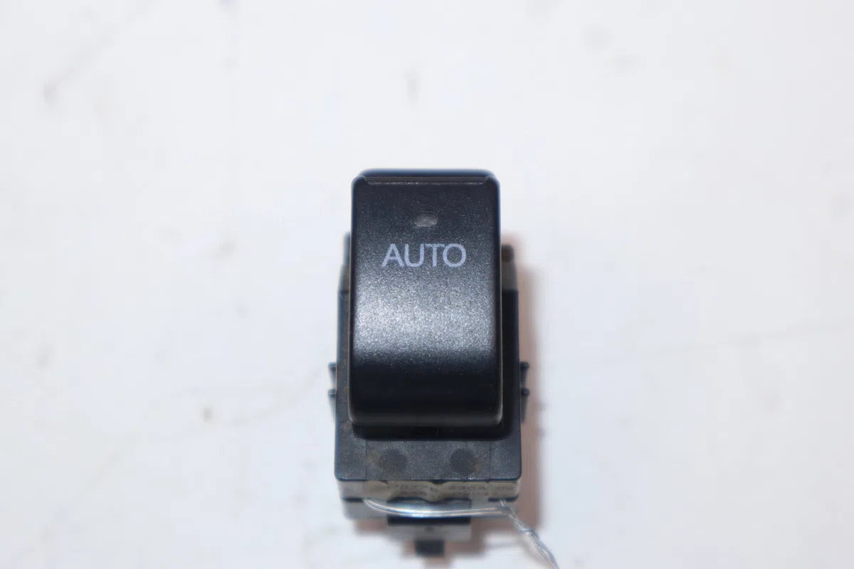 Commande lève-glace porte avant droite Toyota COROLLA (_E12_) 2.0 d-4d (cde120r_, cde120l_) (2002-2006) occasion