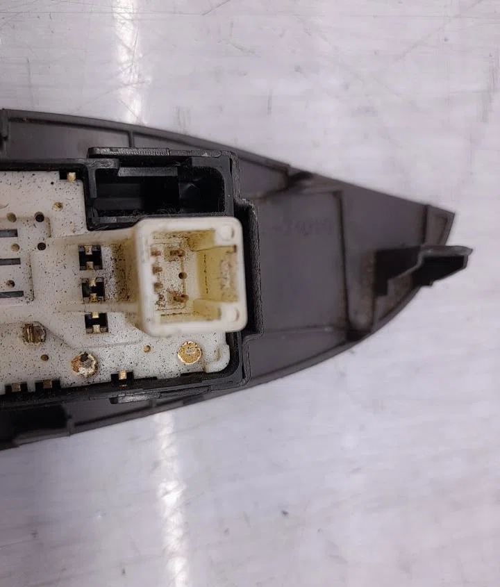 Commande lève-glace porte avant droite TOYOTA IQ occasion — photo 3
