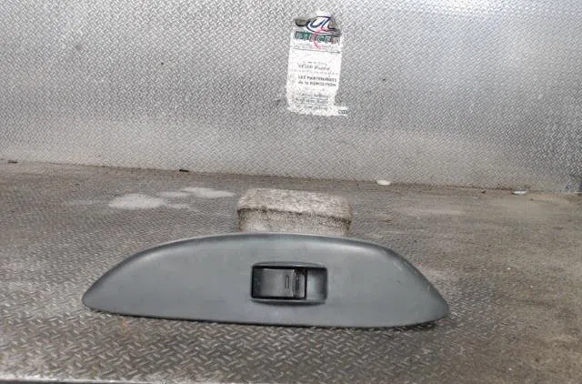 Commande lève-glace porte avant droite TOYOTA YARIS 1 PHASE 2 occasion — photo 2