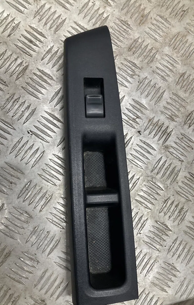Commande lève-glace porte avant droite TOYOTA YARIS 3 PHASE 1 occasion — photo 4