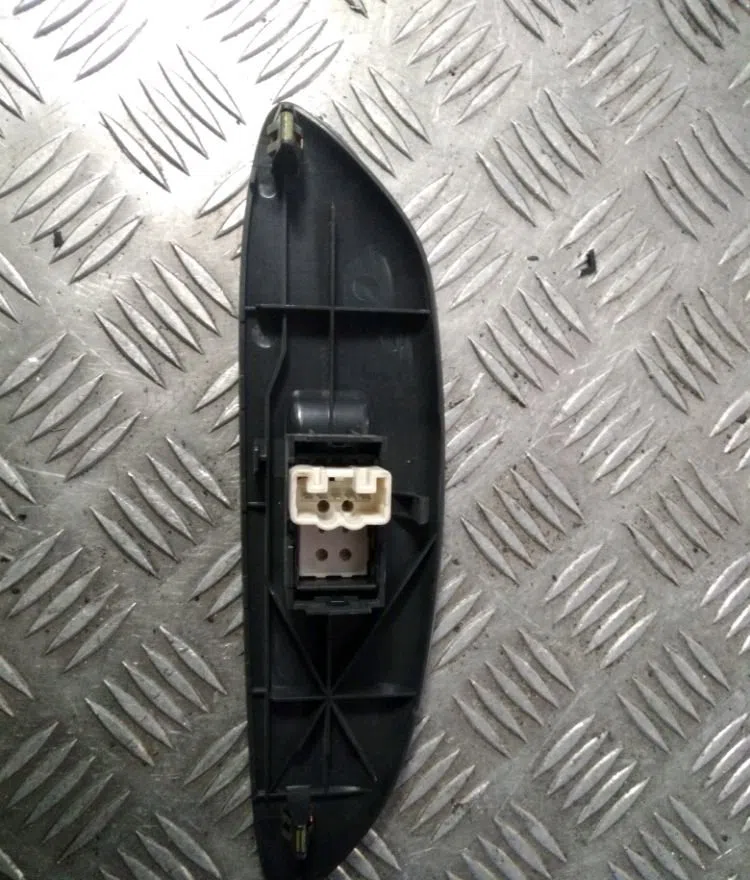 Commande lève-glace porte avant droite Toyota YARIS (_P1_) 1.3 (scp12_, scp13_) (2002-2005) occasion