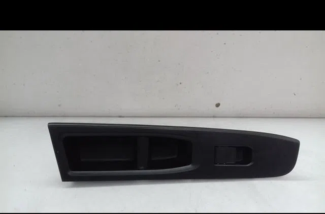 Commande lève-glace porte avant droite Toyota YARIS (_P13_) 1.5 (nsp131_) (2017) occasion — photo 3
