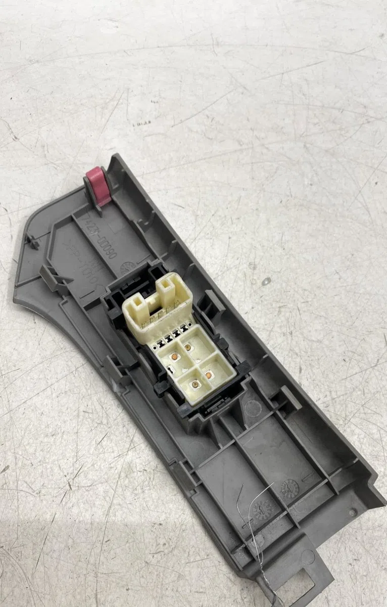 Commande lève-glace porte avant droite Toyota YARIS (_P9_) 1.4 d-4d (nlp90_) (2005-2012) occasion — photo 2
