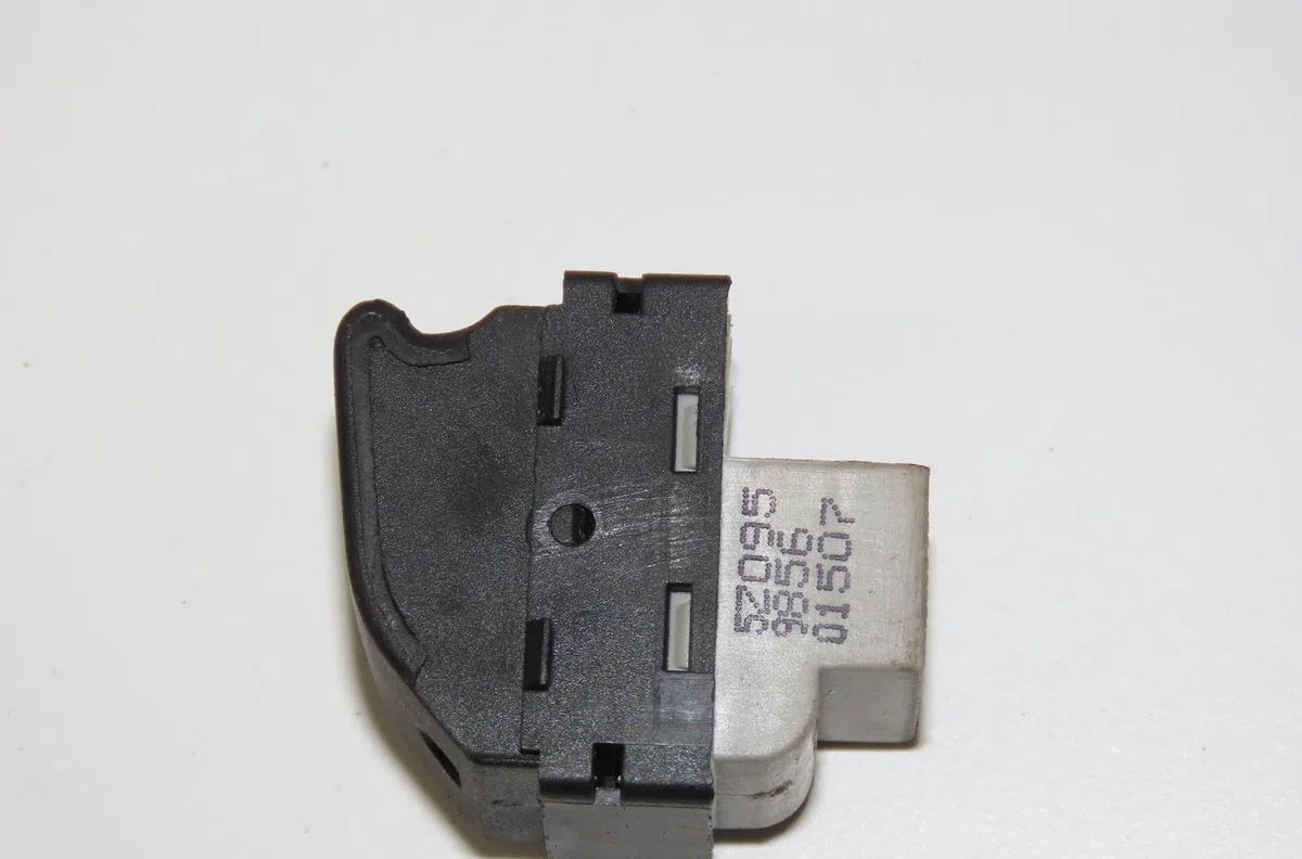 Commande lève-glace porte avant droite Volkswagen FOX 3-5 portes (5Z1, 5Z3, 5Z4) 1.2 (2005-2011) occasion — photo 2