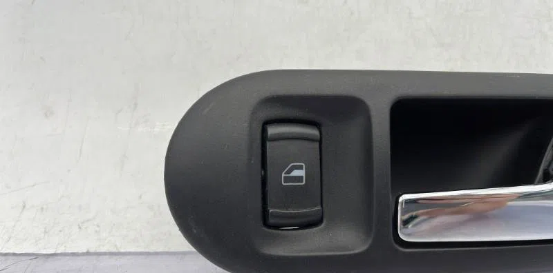 Commande lève-glace porte avant droite VOLKSWAGEN GOLF 4 occasion — photo 2
