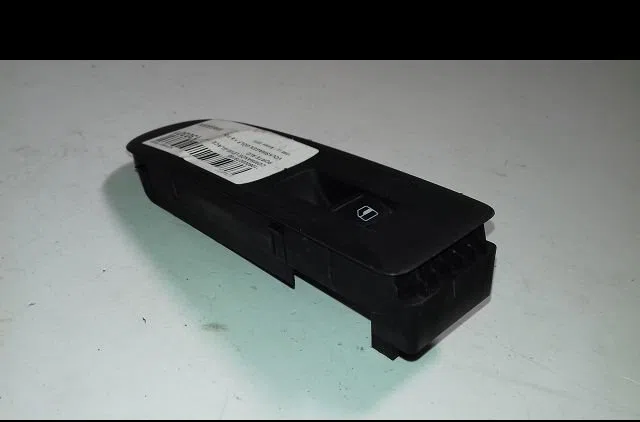 Commande lève-glace porte avant droite Volkswagen GOLF VI (5K1) 1.6 tdi (2009-2012) 5 portes occasion — photo 2