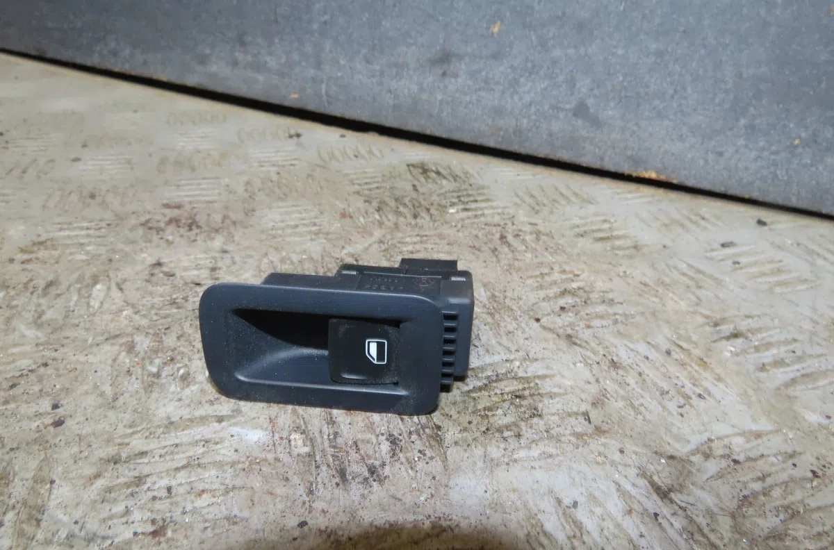Commande lève-glace porte avant droite Volkswagen GOLF VII Variant (BA5, BV5) 1.6 tdi (2013-2018) occasion — photo 4