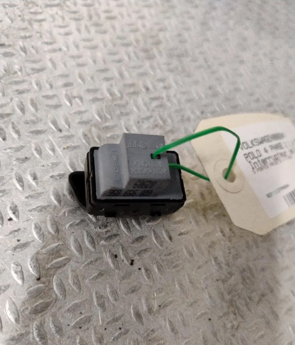 Commande lève-glace porte avant droite VOLKSWAGEN POLO 4 PHASE 2 occasion — photo 2