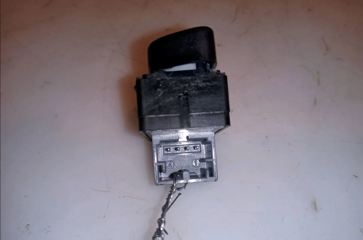 Commande lève-glace porte avant droite Volkswagen POLO (9N_, 9A_) 1.2 12v (2001-2007) 5 portes occasion — photo 2