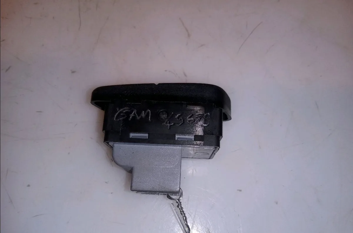 Commande lève-glace porte avant droite Volkswagen POLO (9N_, 9A_) 1.2 12v (2001-2007) 5 portes occasion — photo 3