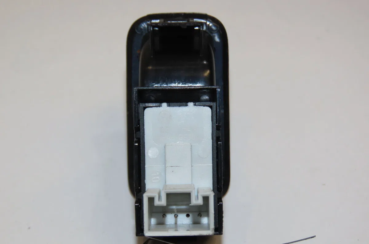Commande lève-glace porte avant droite Volkswagen POLO V (6R1, 6C1) 1.2 tsi 16v (2014-2017) 5 portes occasion — photo 2