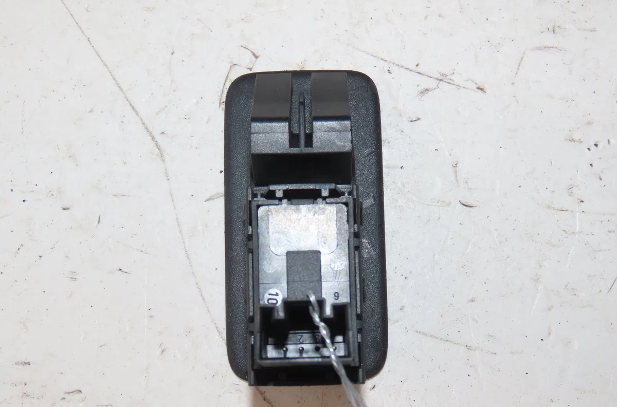 Commande lève-glace porte avant droite Volkswagen TOUAREG (7LA, 7L6, 7L7) 3.0 v6 tdi (2004-2010) occasion — photo 3