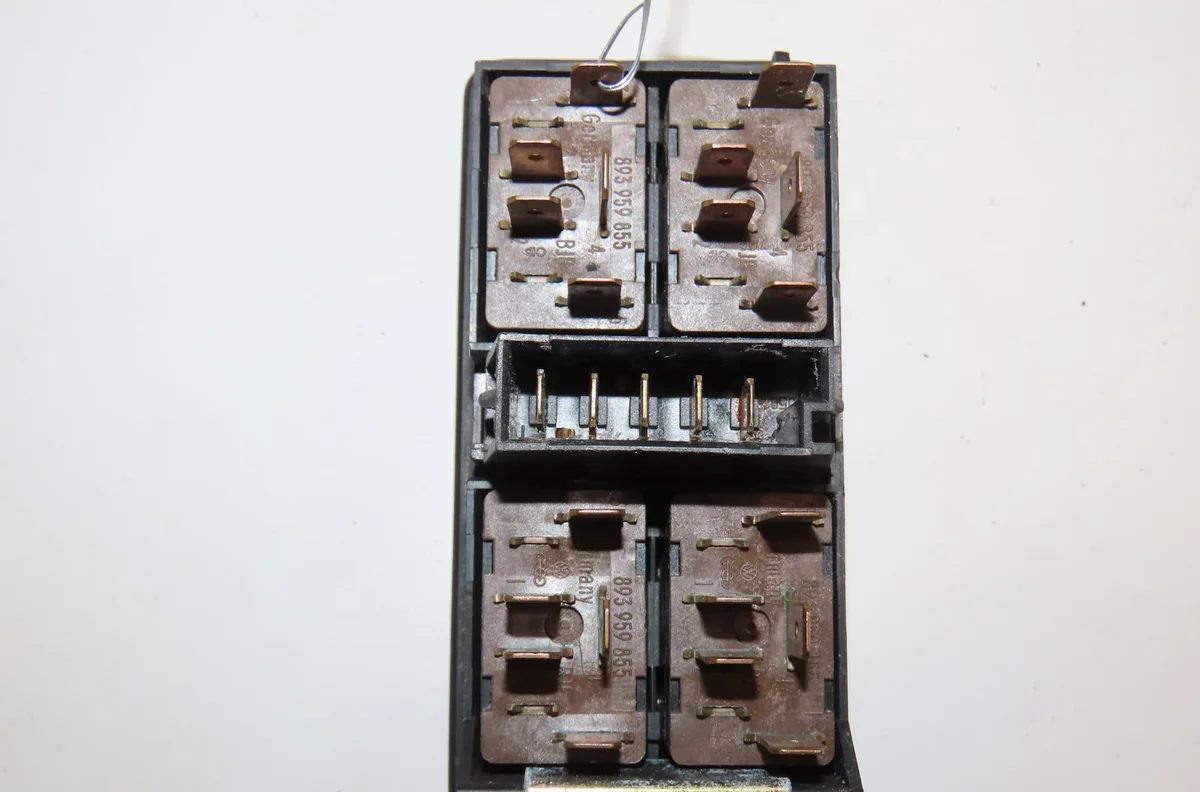 Commande lève-glace porte avant gauche Audi 100 C4 A trois volumes (4A2) 2.5 tdi (1990-1994) occasion — photo 2