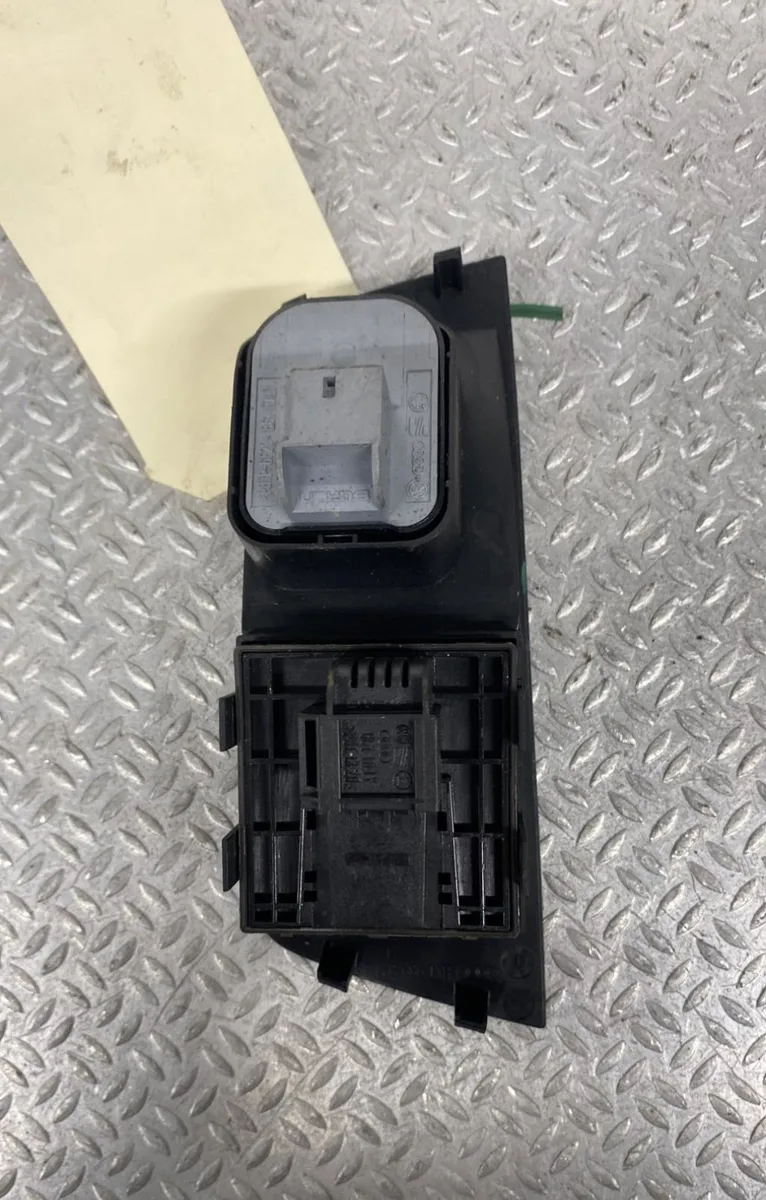 Commande lève-glace porte avant gauche Audi A1 (8X1, 8XK) 1.6 tdi (2011-2015) 3 portes occasion