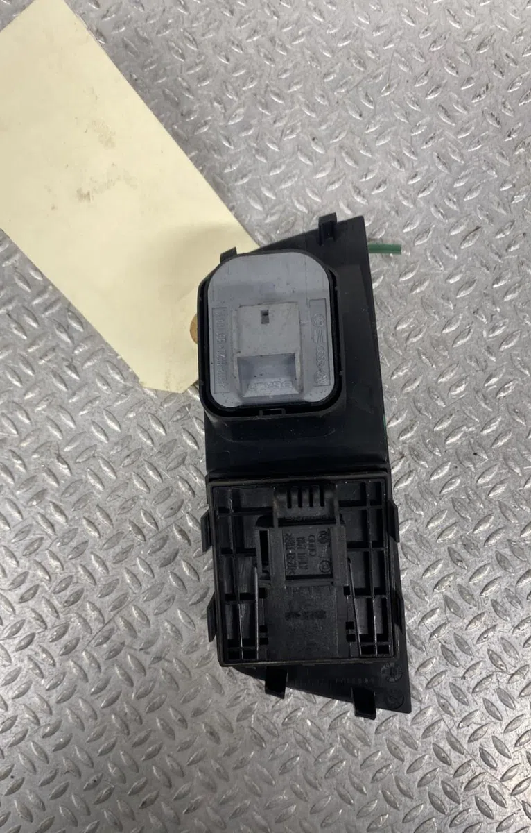 Commande lève-glace porte avant gauche Audi A1 (8X1, 8XK) 1.6 tdi (2011-2015) 3 portes occasion — photo 2