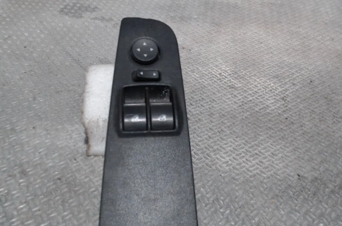 Commande lève-glace porte avant gauche AUDI A3 1  A3 1 PHASE 1 occasion — photo 2