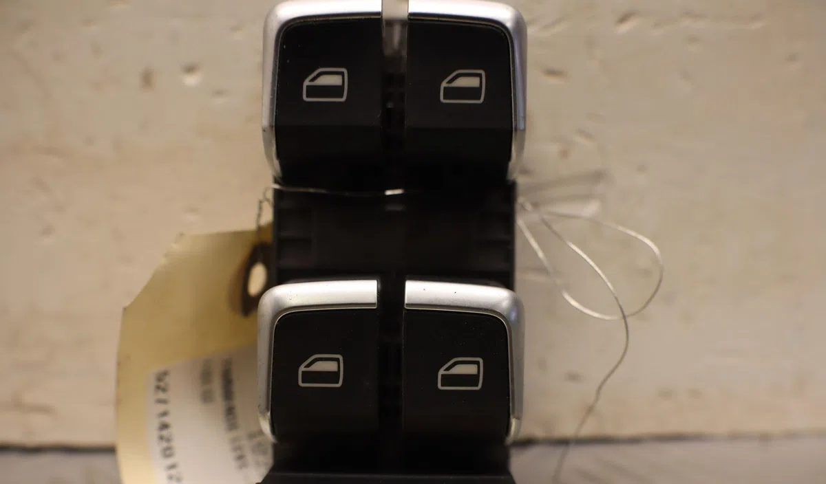 Commande lève-glace porte avant gauche Audi Q3 (8UB, 8UG) 2.0 tdi quattro (2011-2018) occasion — photo 2