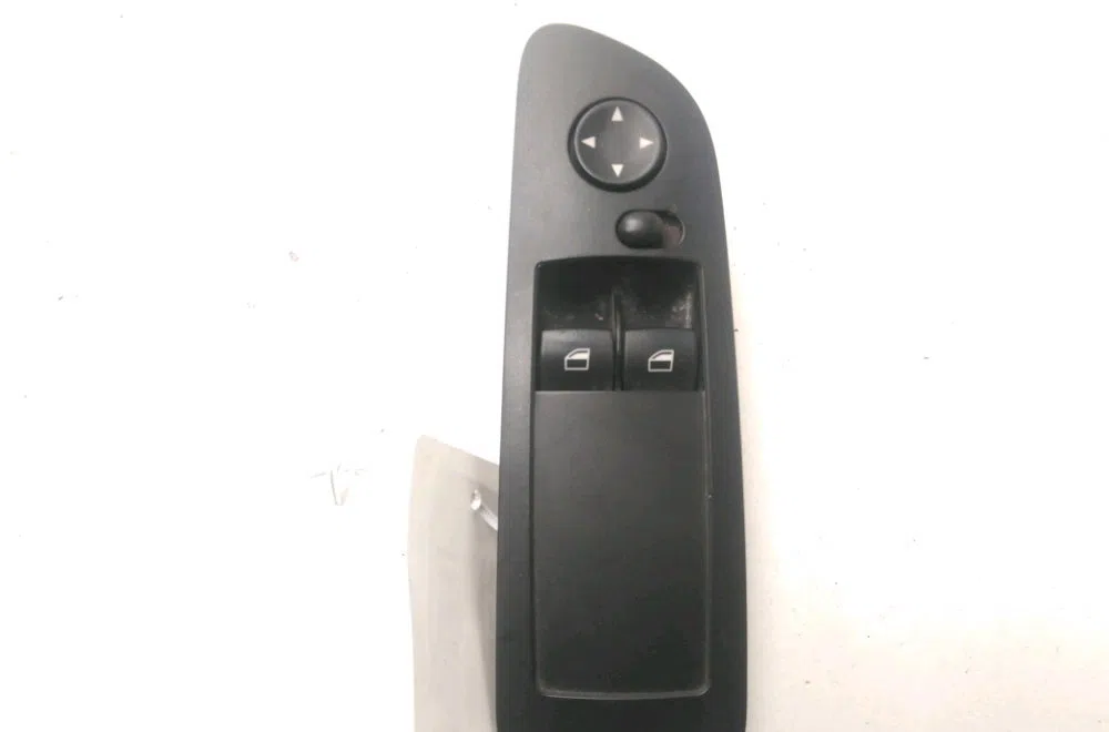 Commande lève-glace porte avant gauche Bmw 1 (E81) 120 d (2007-2011) occasion — photo 3