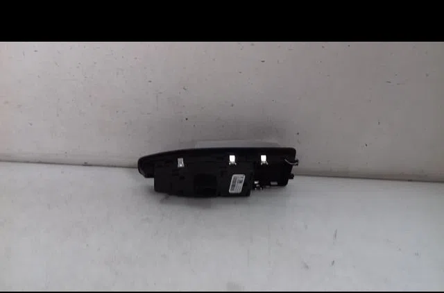 Commande lève-glace porte avant gauche Bmw 1 (F21) 116 d (2011) occasion — photo 2