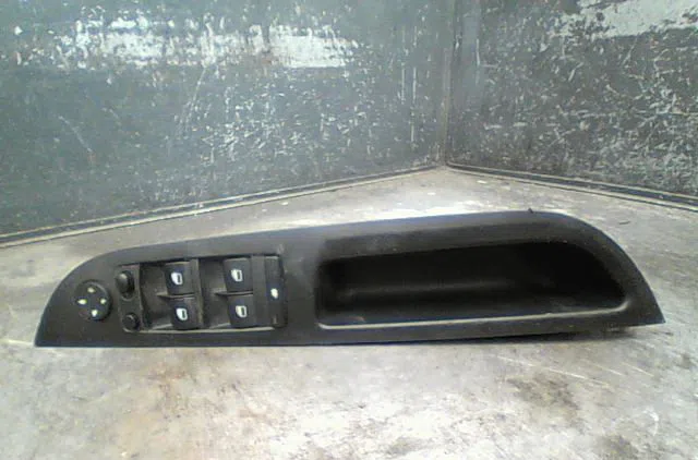 Commande lève-glace porte avant gauche Bmw 5 Touring (E61) 530 d (2004-2005) occasion — photo 4