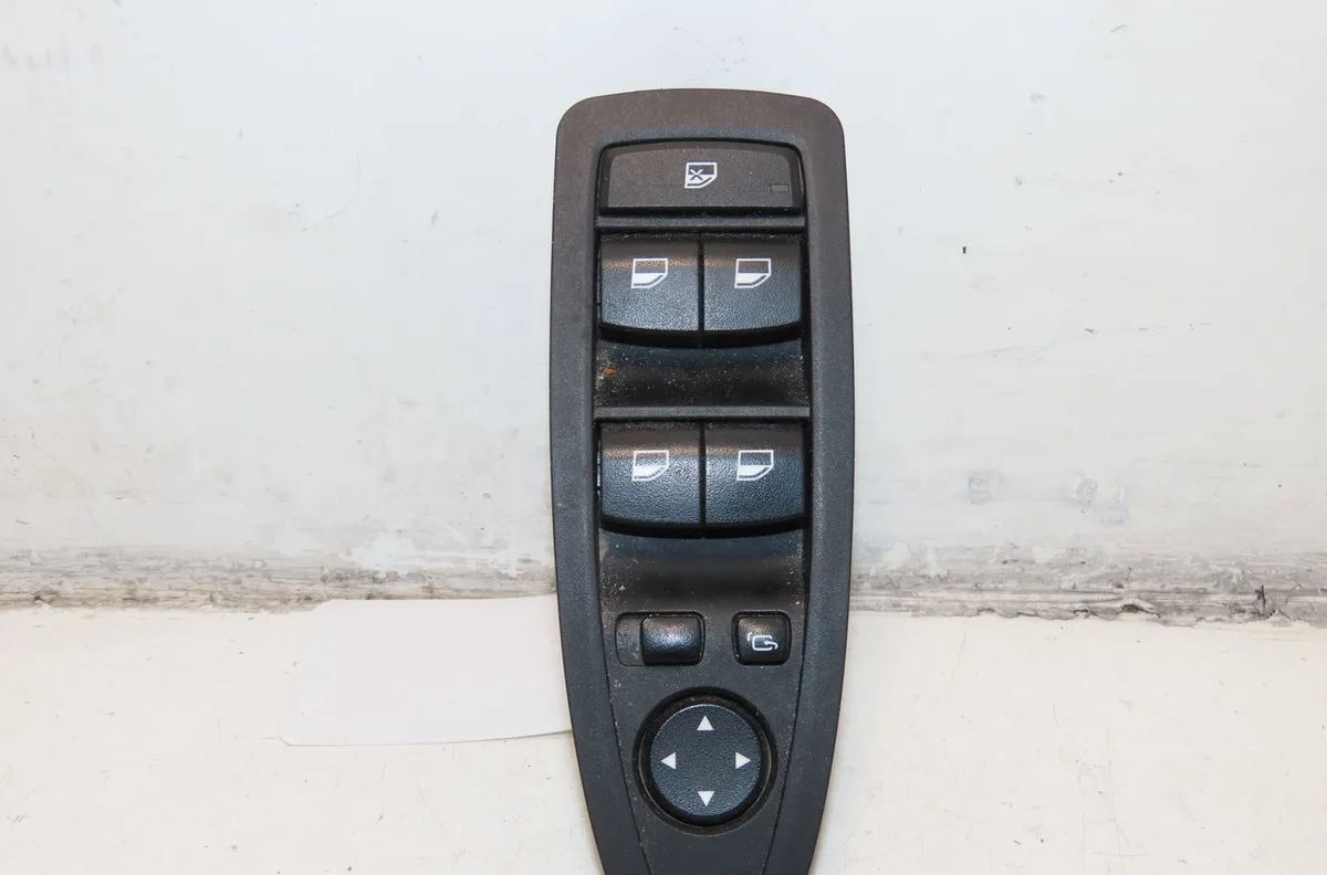 Commande lève-glace porte avant gauche Bmw X1 (F48) Sdrive 18 d (2015) occasion