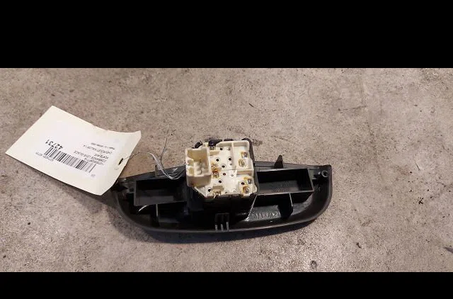 Commande lève-glace porte avant gauche Chevrolet AVEO - KALOS 3-5 portes (T200) 1.4 (2005-2008) occasion — photo 2