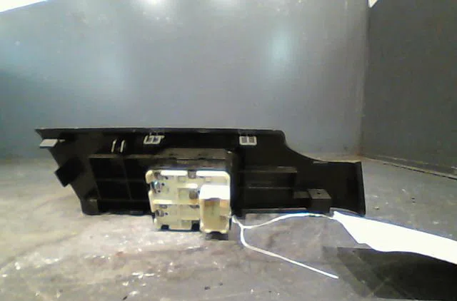 Commande lève-glace porte avant gauche Chevrolet AVEO - KALOS 3-5 portes (T250, T255) 1.2 (2008) 5 portes occasion — photo 2