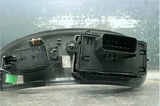 Commande lève-glace porte avant gauche Chrysler VOYAGER IV (RG, RS) 2.8 crd (2004-2008) occasion — photo 3