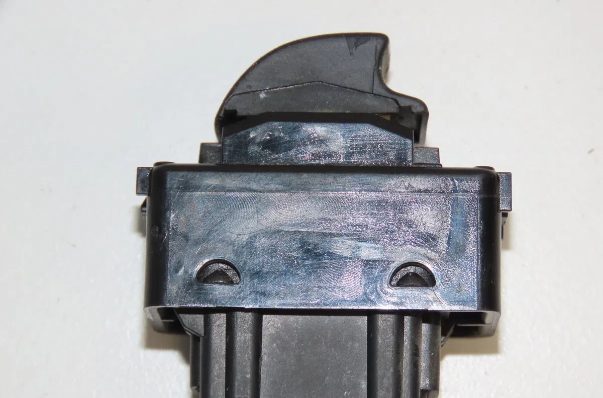 Commande lève-glace porte avant gauche Citroen BERLINGO Camionnette-Monospace (B9) 1.6 hdi 75 (2008) 3 portes occasion — photo 2