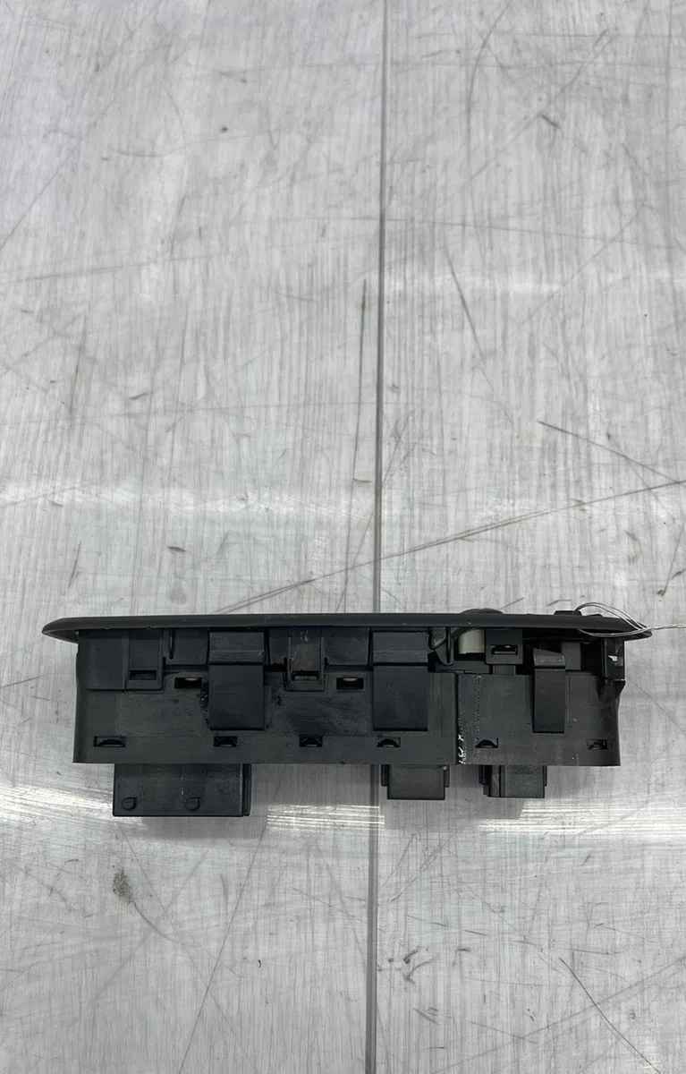 Commande lève-glace porte avant gauche CITROEN C3 2 PHASE 1 occasion — photo 2