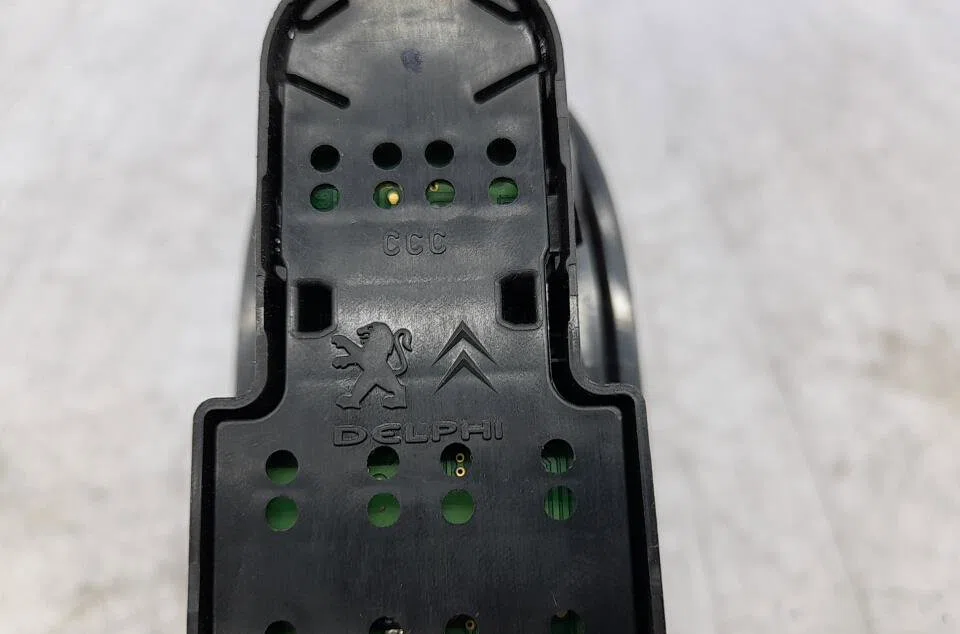 Commande lève-glace porte avant gauche CITROEN C3 2 PHASE 2 occasion