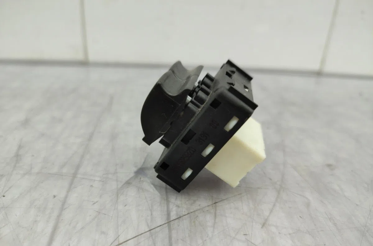 Commande lève-glace porte avant gauche CITROEN C3 3 PHASE 2 occasion — photo 2