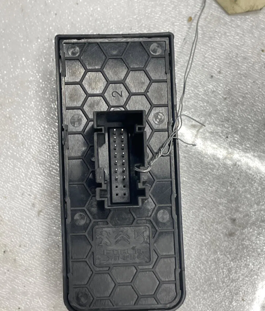 Commande lève-glace porte avant gauche CITROEN C3 3 PHASE 2 occasion — photo 3