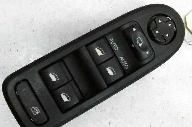 Commande lève-glace porte avant gauche Citroën C3 II (SC_) 1.2 vti 82 (2012-2016) 5 portes occasion