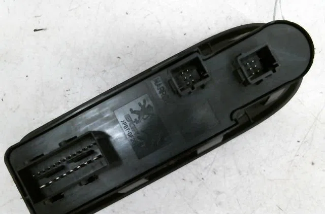 Commande lève-glace porte avant gauche Citroën C3 II (SC_) 1.2 vti 82 (2012-2016) 5 portes occasion — photo 2