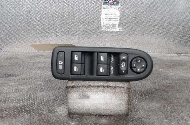 Commande lève-glace porte avant gauche Citroen C3 II (SC_) 1.4 (2009-2016) 5 portes occasion — photo 2