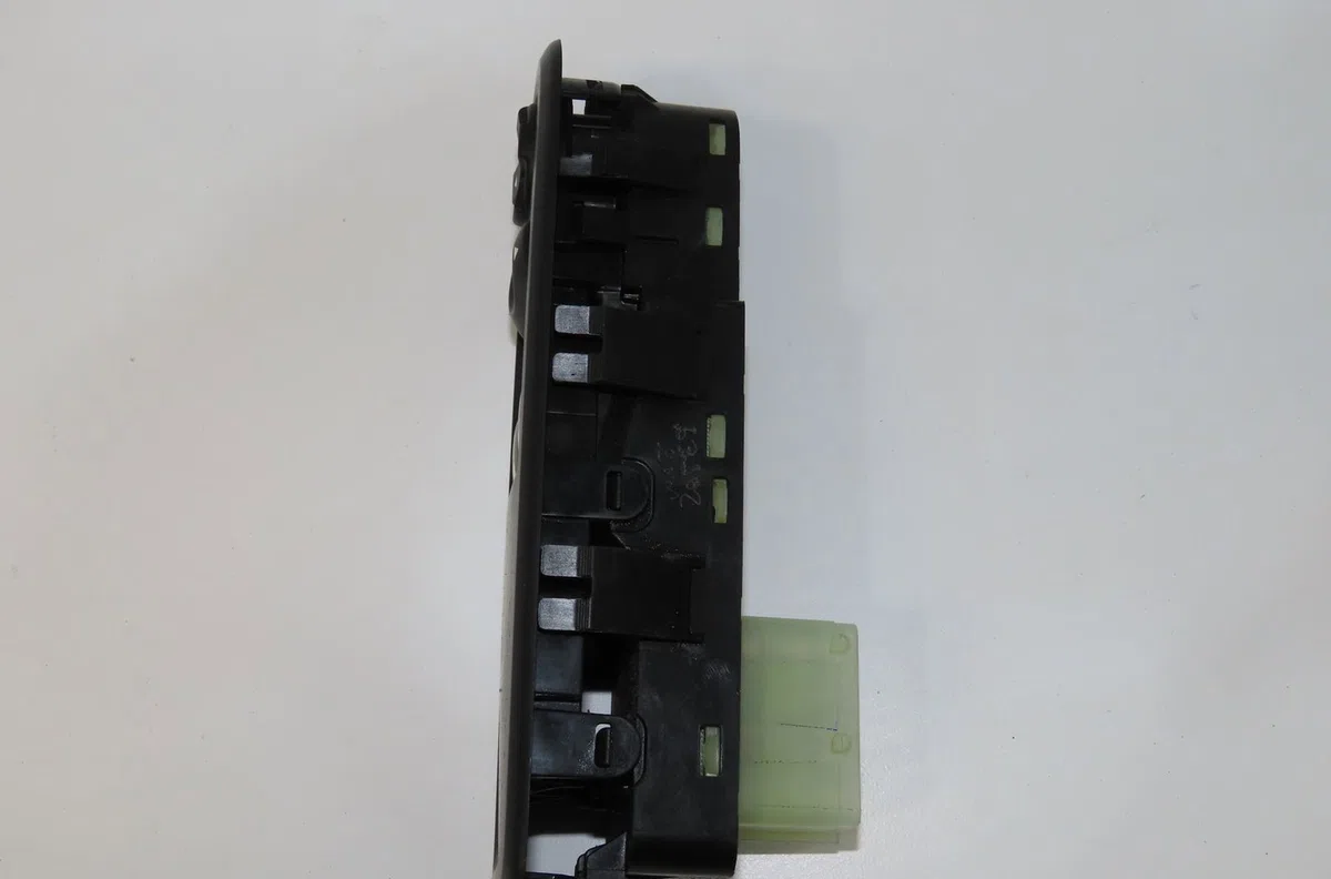 Commande lève-glace porte avant gauche Citroen C3 II (SC_) 1.4 hdi 70 (sc8hzc, sc8hr0, sc8hp4) (2009) 5 portes occasion — photo 2