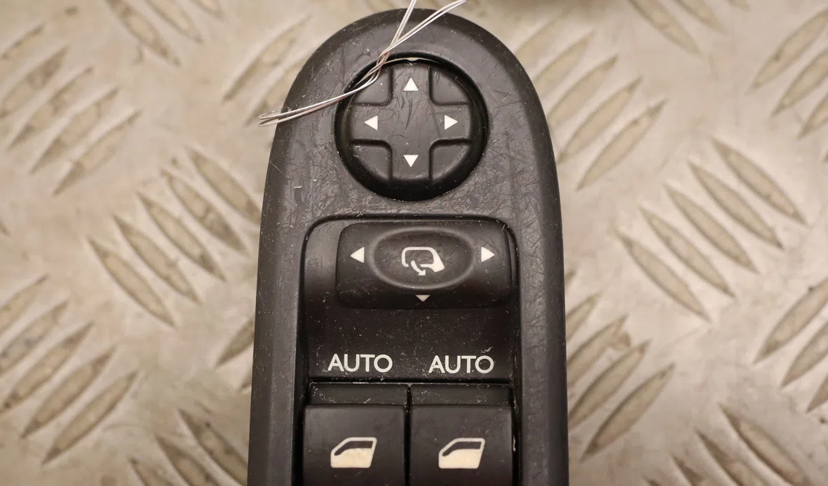 Commande lève-glace porte avant gauche Citroen C3 II (SC_) 1.6 hdi 90 (2009) occasion
