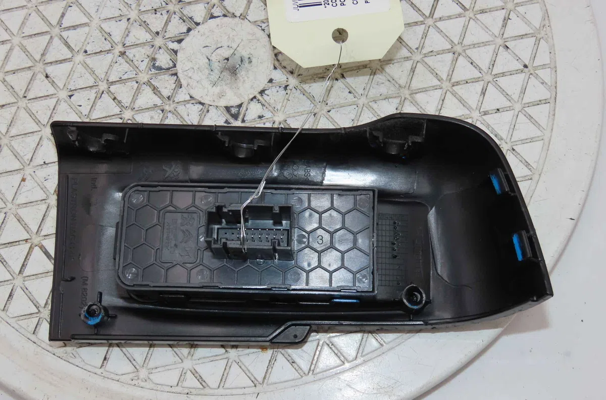 Commande lève-glace porte avant gauche CITROEN C3 III occasion — photo 2