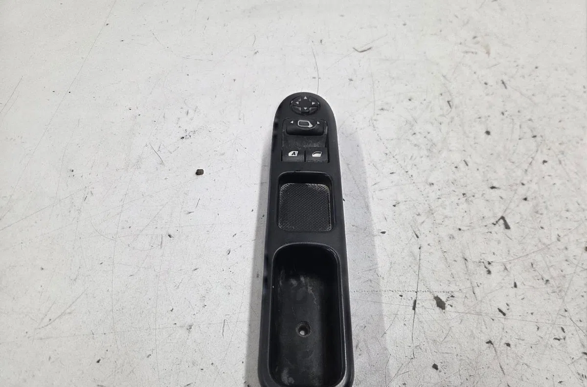 Commande lève-glace porte avant gauche CITROEN C3 PICASSO PHASE 1 occasion — photo 2