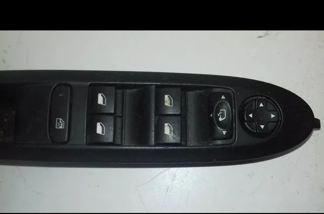 Commande lève-glace porte avant gauche Citroën C4 II (NC_) 1.6 hdi 115 (2012) occasion